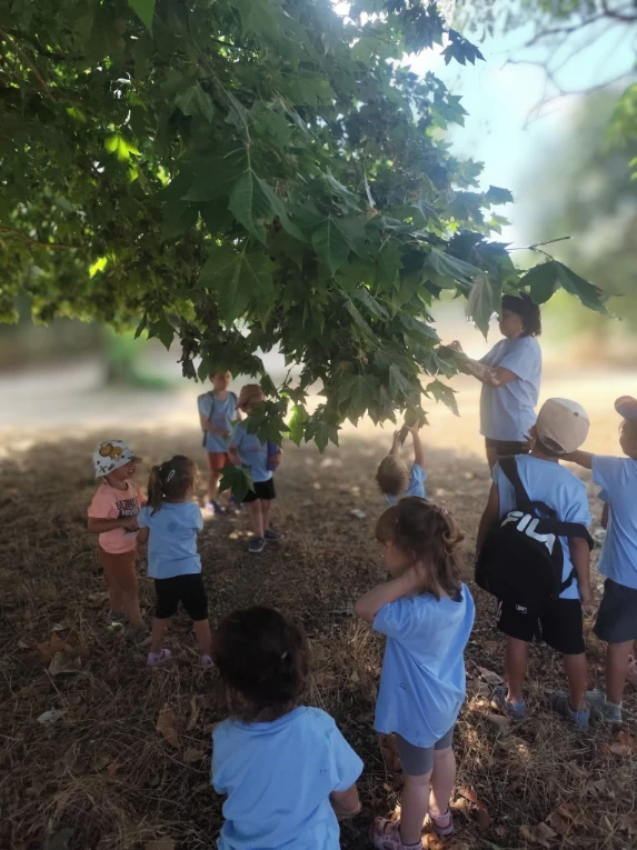 Actividad al aire libre con niños y niñas durante una jornada educativa en La Xarranca, Tordera