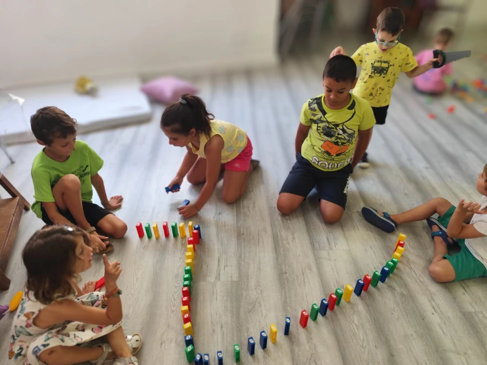 Niños y niñas realizando una actividad de juego educativo en grupo en La Xarranca, espacio lúdico en Tordera