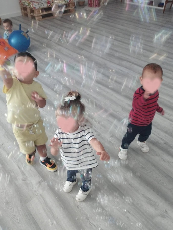 Actividad sensorial y de psicomotricidad con niños y niñas en La Xarranca, espacio lúdico en Tordera