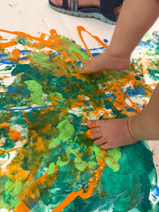 Actividad sensorial de pintura libre para niños en La Xarranca, espacio lúdico en Tordera