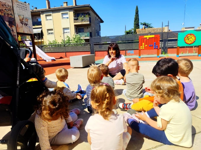 Niños y niñas participando en una actividad de juego educativo al aire libre en La Xarranca, espacio lúdico infantil en Tordera