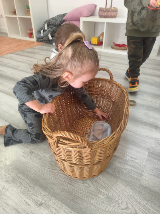 Niña realizando una actividad de exploración y juego libre en el servicio de conciliación 0–3 en La Xarranca, Tordera