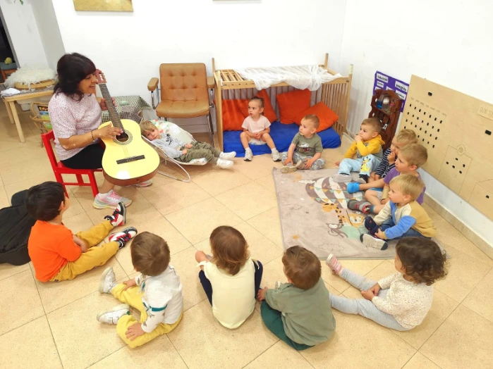 Actividad educativa con niños y niñas en La Xarranca, espacio lúdico infantil en Tordera enfocado en el desarrollo emocional
