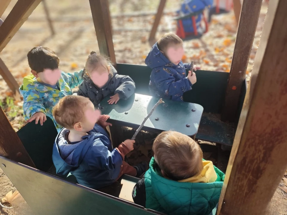 Niños y niñas disfrutando del juego libre en el exterior durante una actividad educativa en La Xarranca