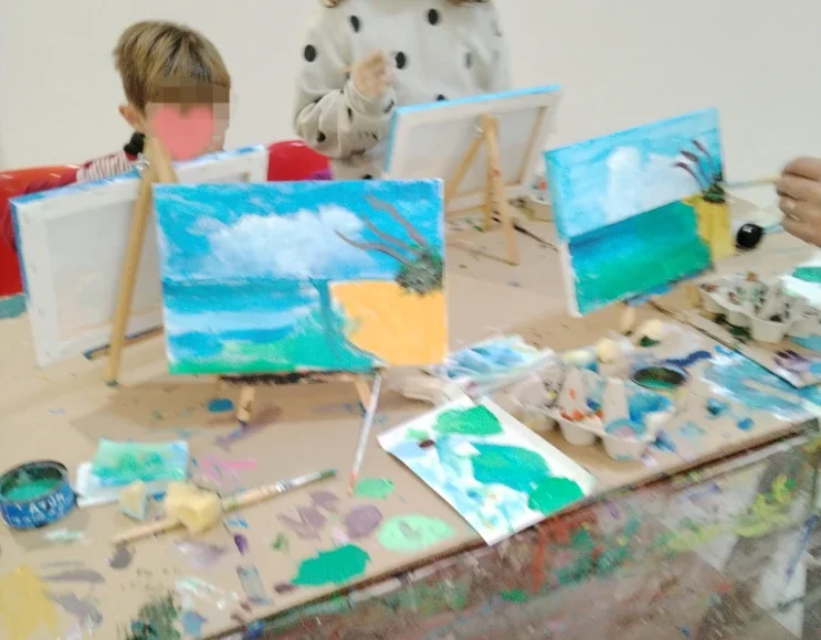 Taller de pintura infantil en Tordera realizado en La Xarranca con niños de 4 a 12 años