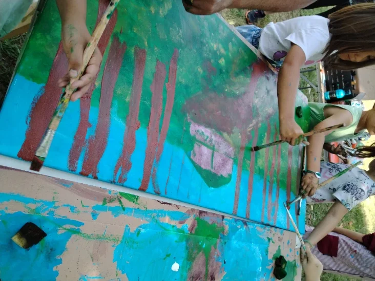 Niños y niñas participando en un taller de pintura creativa en La Xarranca, Tordera