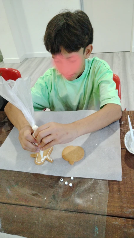 Niño participando en taller de repostería infantil en Tordera en La Xarranca