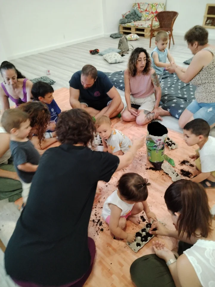 actividad infantil en grupo con niños y familias en La Xarranca Tordera